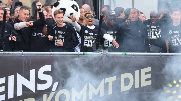 18.05.2026, xrekx, Fussball 2.Bundesliga, SV Elversberg - Aufstiegsfeier v.l. SV Elversberg Mannschaft feiert den Aufstieg BambasÃ ContÃ (SV 07 Elversberg) (DFL DFB REGULATIONS PROHIBIT ANY USE OF PHOTOGRAPHS as IMAGE SEQUENCES and or QUASI-VIDEO) Elversberg
