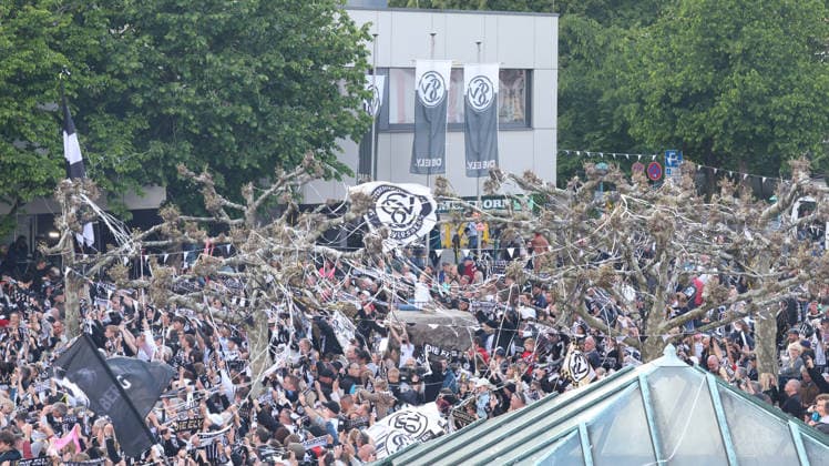 18.05.2026, xrekx, Fussball 2.Bundesliga, SV Elversberg - Aufstiegsfeier v.l. SV Elversberg Mannschaft feiert den Aufstieg Fans ,Stimmung, Schals, Ultras, Zuschauer, Besucher, Choreo, Choreografie, atmosphere, scarves, spectators, visitors (DFL DFB REGULATIONS PROHIBIT ANY USE OF PHOTOGRAPHS as IMAGE SEQUENCES and or QUASI-VIDEO) Elversberg