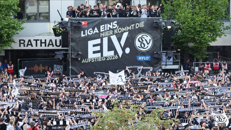 18.05.2026, xrekx, Fussball 2.Bundesliga, SV Elversberg - Aufstiegsfeier v.l. SV Elversberg Mannschaft feiert den Aufstieg Fans ,Stimmung, Schals, Ultras, Zuschauer, Besucher, Choreo, Choreografie, atmosphere, scarves, spectators, visitors (DFL DFB REGULATIONS PROHIBIT ANY USE OF PHOTOGRAPHS as IMAGE SEQUENCES and or QUASI-VIDEO) Elversberg