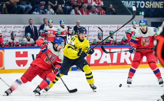 260518 Daniel Vozenilek of Czech Republic and Ivar Stenberg of Sweden during the 2026 IIHF Ice hockey, Eishockey World Championship, WM, Weltmeisterschaft match between Sweden and Czech Republic on May 18, 2026 in Fribourg. Photo: Jesper Zerman BILDBYRAN kod JZ JZ0719 ishockey ice hockey ishockey-vm 2026 vm 2026 iihf world championship sverige sweden tjeckien czech republic bbeng Copyright: JESPERxZERMAN BB260518JZ111