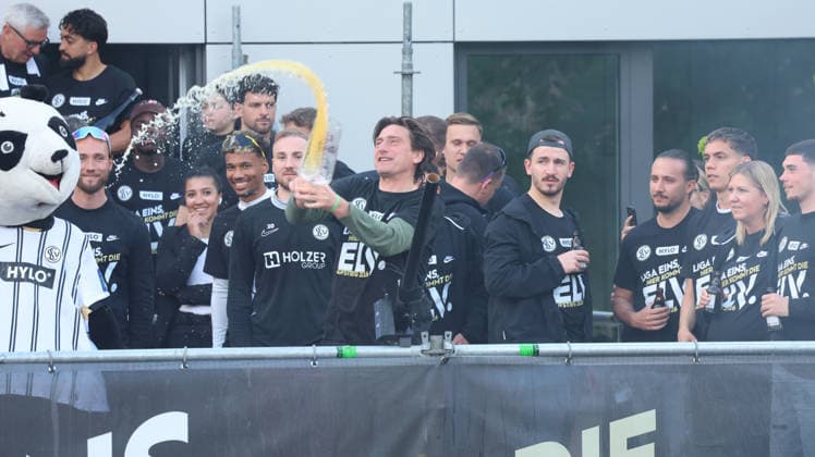 18.05.2026, xrekx, Fussball 2.Bundesliga, SV Elversberg - Aufstiegsfeier v.l. SV Elversberg Mannschaft feiert den Aufstieg Fans ,Stimmung, Schals, Ultras, Zuschauer, Besucher, Choreo, Choreografie, atmosphere, scarves, spectators, visitors Vincent Wagner Trainer (SV 07 Elversberg) (DFL DFB REGULATIONS PROHIBIT ANY USE OF PHOTOGRAPHS as IMAGE SEQUENCES and or QUASI-VIDEO) Elversberg