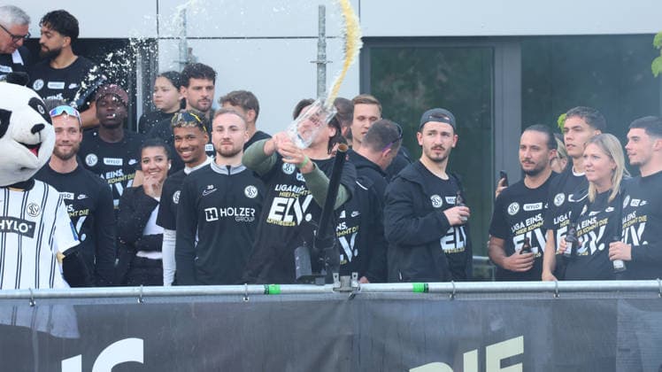 18.05.2026, xrekx, Fussball 2.Bundesliga, SV Elversberg - Aufstiegsfeier v.l. SV Elversberg Mannschaft feiert den Aufstieg Fans ,Stimmung, Schals, Ultras, Zuschauer, Besucher, Choreo, Choreografie, atmosphere, scarves, spectators, visitors Vincent Wagner Trainer (SV 07 Elversberg) (DFL DFB REGULATIONS PROHIBIT ANY USE OF PHOTOGRAPHS as IMAGE SEQUENCES and or QUASI-VIDEO) Elversberg