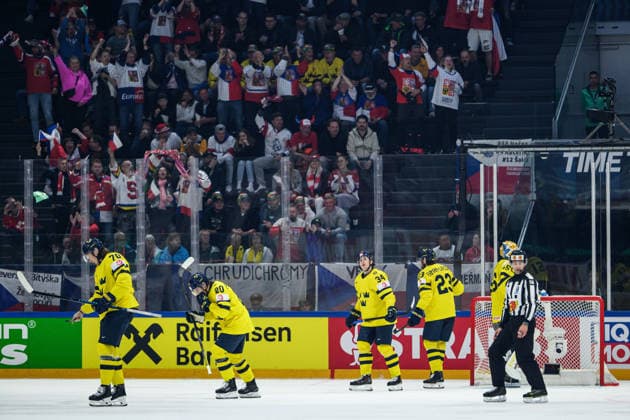 260518 Oscar Sundqvist, AndrÃ Petersson, Albert Johansson, Oliver Ekman-Larsson and goaltender Magnus Hellberg of Sweden looks dejected after the 0-1 goal during the 2026 IIHF Ice hockey, Eishockey World Championship, WM, Weltmeisterschaft match between Sweden and Czech Republic on May 18, 2026 in Fribourg. Photo: Jesper Zerman BILDBYRAN kod JZ JZ0719 ishockey ice hockey ishockey-vm 2026 vm 2026 iihf world championship sverige sweden tjeckien czech republic bbeng depp Copyright: JESPERxZERMAN BB260518JZ112