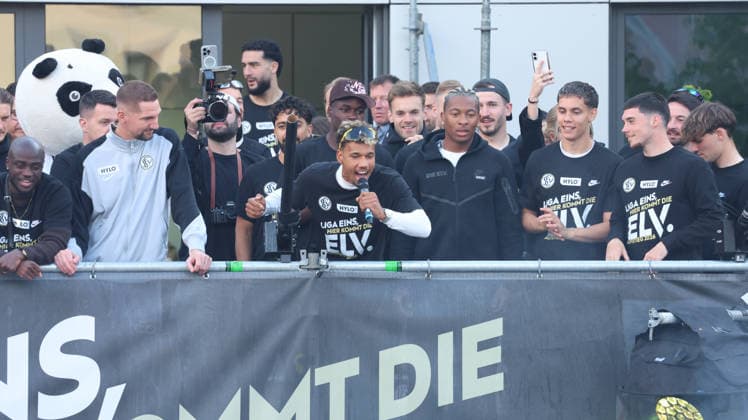 18.05.2026, xrekx, Fussball 2.Bundesliga, SV Elversberg - Aufstiegsfeier v.l. SV Elversberg Mannschaft feiert den Aufstieg Fans ,Stimmung, Schals, Ultras, Zuschauer, Besucher, Choreo, Choreografie, atmosphere, scarves, spectators, visitors Vincent Wagner Trainer (SV 07 Elversberg) Bambasà Contà (SV 07 Elversberg) (DFL DFB REGULATIONS PROHIBIT ANY USE OF PHOTOGRAPHS as IMAGE SEQUENCES and or QUASI-VIDEO) Elversberg