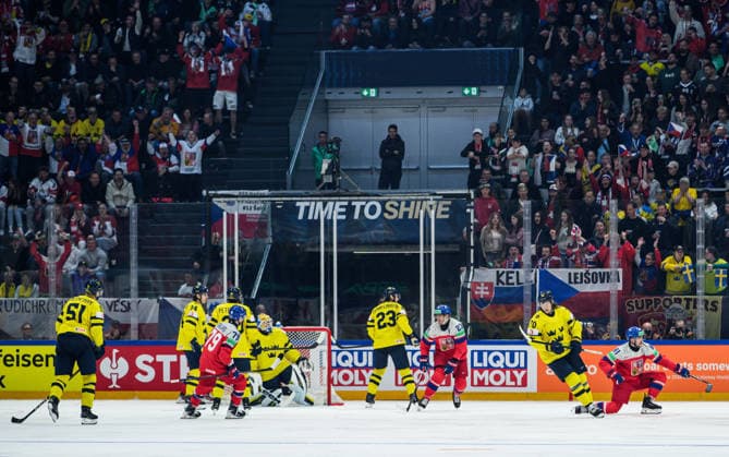260518 Matej Blumel of Czech Republic celebrates after scoring the 0-1 goal during the 2026 IIHF Ice hockey, Eishockey World Championship, WM, Weltmeisterschaft match between Sweden and Czech Republic on May 18, 2026 in Fribourg. Photo: Jesper Zerman BILDBYRAN kod JZ JZ0719 ishockey ice hockey ishockey-vm 2026 vm 2026 iihf world championship sverige sweden tjeckien czech republic bbeng jubel Copyright: JESPERxZERMAN BB260518JZ113