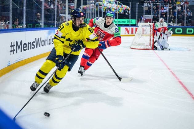 260518 Viggo Björck of Sweden and Jiri Tichacek of Czech Republic during the 2026 IIHF Ice hockey, Eishockey World Championship, WM, Weltmeisterschaft match between Sweden and Czech Republic on May 18, 2026 in Fribourg. Photo: Jesper Zerman BILDBYRAN kod JZ JZ0719 ishockey ice hockey ishockey-vm 2026 vm 2026 iihf world championship sverige sweden tjeckien czech republic bbeng Copyright: JESPERxZERMAN BB260518JZ116