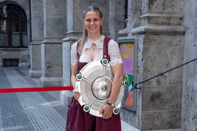 Klara Buehl (FC Bayern Muenchen Frauen, 17) mit Meisterschale Empfang Deutscher Meister und Pokalsieger FC Bayern Muenchen Frauen, Fussball, Eintrag ins grosse Gaestebuch der Stadt Muenchen, Saison 2025 2026, 17.05.2026 Foto: HMB Media Heike Feiner *** Klara Buehl FC Bayern Muenchen women, 17 with championship trophy Reception German champion and cup winner FC Bayern Muenchen women, soccer, entry in the big guest book of the city of Munich, season 2025 2026, 17 05 2026 Photo HMB Media Heike Feiner Copyright: HMBxMedia HeikexFeiner