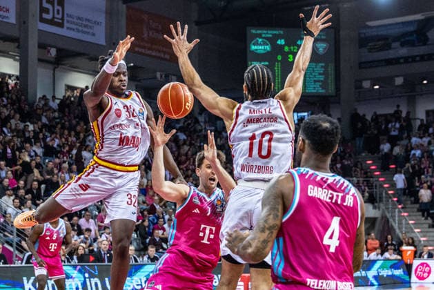 Davion Mintz (Fitness First Wuerzburg Baskets, 10) und Charles Thompson (Fitness First Wuerzburg Baskets, 32) stoeren den Pass von Grayson Murphy (Telekom Baskets Bonn, 07) zu Jeff Garrett Jr. (Telekom Baskets Bonn, 04) s Telekom Baskets Bonn vs. Fitness First Wuerzburg Baskets, Basketball, easy Credit BBL, Playoffs, Viertelfinale, 2. Spieltag, 2025 2026, 18.05.2026 Telekom Baskets Bonn vs. Fitness First Wuerzburg Baskets, Basketball, easy Credit BBL, Playoffs, Viertelfinale, 2. Spieltag, 2025 2026, 18.05.2026 Bonn Copyright: xEibner-Pressefoto GerhardxWingenderx EP_GWR