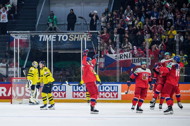 260518 Dominik Kubalik of Czech Republic celebrates after the 0-2 goal and goaltender Magnus Hellberg and Simon Holmström of Sweden looks dejected during the 2026 IIHF Ice hockey, Eishockey World Championship, WM, Weltmeisterschaft match between Sweden and Czech Republic on May 18, 2026 in Fribourg. Photo: Jesper Zerman BILDBYRAN kod JZ JZ0719 ishockey ice hockey ishockey-vm 2026 vm 2026 iihf world championship sverige sweden tjeckien czech republic bbeng jubel depp Copyright: JESPERxZERMAN BB260518JZ122