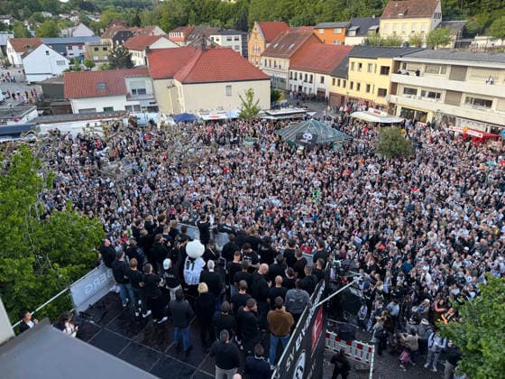 18.05.2026, Fussball, Herren, 2. Bundesliga, Saison 2025 2026, Aufstiegsfeier der SV 07 Elversberg. Die Mannschaft der SV 07 Elversberg feiert auf einem provisorischen Balkon vor dem Rathaus in Spiesen-Elversberg den Aufstieg in die Bundesliga Spiesen-Elversberg Rathaus Saarland Deutschland (DEU) Copyright: xFabianxKleerx