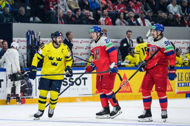 260518 Oliver Ekman-Larsson of Sweden with Marek Alscher and David Tomasek of Czech Republic during the 2026 IIHF Ice hockey, Eishockey World Championship, WM, Weltmeisterschaft match between Sweden and Czech Republic on May 18, 2026 in Fribourg. Photo: Jesper Zerman BILDBYRAN kod JZ JZ0719 ishockey ice hockey ishockey-vm 2026 vm 2026 iihf world championship sverige sweden tjeckien czech republic bbeng Copyright: JESPERxZERMAN BB260518JZ126