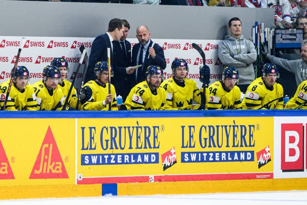 260518 Head coach Sam Hallam, assistant coach Stefan Klockare and assistant coach Anders Sörensen of Sweden during the 2026 IIHF Ice hockey, Eishockey World Championship, WM, Weltmeisterschaft match between Sweden and Czech Republic on May 18, 2026 in Fribourg. Photo: Jesper Zerman BILDBYRAN kod JZ JZ0719 ishockey ice hockey ishockey-vm 2026 vm 2026 iihf world championship sverige sweden tjeckien czech republic bbeng Copyright: JESPERxZERMAN BB260518JZ128