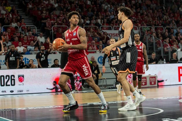 Bamberg, Deutschland 18. Mai 2026: 1. BBL Playoff Viertelfinale - 2025 2026 - Sp. 2 - Bamberg Baskets gegen Ratiopharm Ulm Im Bild: v. li. Demarcus Demonia (Bamberg) und Alec Anigbata (Ulm) Brose Arena Bayern Copyright: xFotostandx xSchmittx