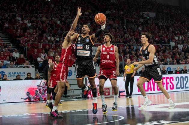 Bamberg, Deutschland 18. Mai 2026: 1. BBL Playoff Viertelfinale - 2025 2026 - Sp. 2 - Bamberg Baskets gegen Ratiopharm Ulm Im Bild: Im Zweikampf Ibi Watson (Bamberg) und Justin Simon (Ulm) Brose Arena Bayern Copyright: xFotostandx xSchmittx