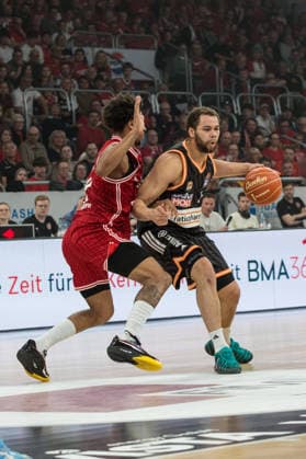 Bamberg, Deutschland 18. Mai 2026: 1. BBL Playoff Viertelfinale - 2025 2026 - Sp. 2 - Bamberg Baskets gegen Ratiopharm Ulm Im Bild: v. li. Demarcus Demonia (Bamberg) und Christopher Ledlum (Ulm) Brose Arena Bayern Copyright: xFotostandx xSchmittx