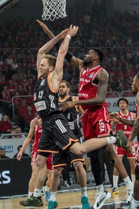 Bamberg, Deutschland 18. Mai 2026: 1. BBL Playoff Viertelfinale - 2025 2026 - Sp. 2 - Bamberg Baskets gegen Ratiopharm Ulm Im Bild: Christian Sengfelder (Ulm) wird von Ejiofor Onu (Bamberg) geblockt Brose Arena Bayern Copyright: xFotostandx xSchmittx