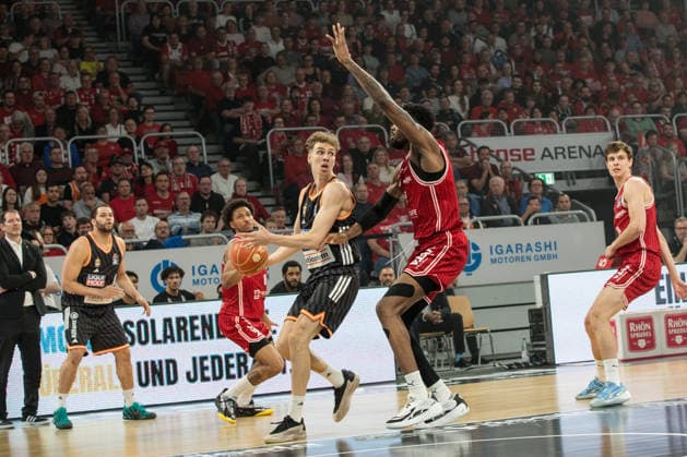 Bamberg, Deutschland 18. Mai 2026: 1. BBL Playoff Viertelfinale - 2025 2026 - Sp. 2 - Bamberg Baskets gegen Ratiopharm Ulm Im Bild: v. li. im Zweikampf Tobias Jensen (Ulm) gegen Ejiofor Onu (Bamberg) Brose Arena Bayern Copyright: xFotostandx xSchmittx