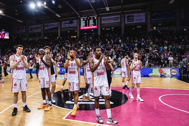 easyCredit Basketball Bundesliga, 2. Playoff-Viertelfinale: Telekom Baskets Bonn vs. Fitness First Baskets Würzburg, 18.05.2026 Enttäuschte Würzburger bedanken sich bei ihren Fans - easyCredit Basketball Bundesliga, 2. Playoff-Viertelfinale: Telekom Baskets Bonn vs. Fitness First Baskets Würzburg, 18.05.2026, Telekom Dome Bonn Copyright: xBEAUTIFULxSPORTS Derixx