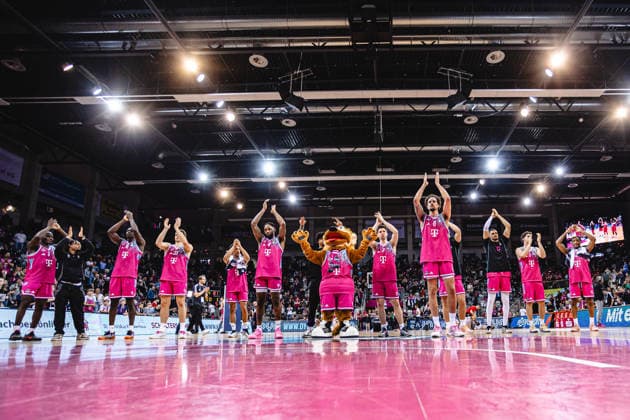 easyCredit Basketball Bundesliga, 2. Playoff-Viertelfinale: Telekom Baskets Bonn vs. Fitness First Baskets Würzburg, 18.05.2026 Die Bonner feiern ihren Sieg mit den Fans - easyCredit Basketball Bundesliga, 2. Playoff-Viertelfinale: Telekom Baskets Bonn vs. Fitness First Baskets Würzburg, 18.05.2026, Telekom Dome Bonn Copyright: xBEAUTIFULxSPORTS Derixx