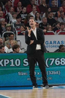 Bamberg, Deutschland 18. Mai 2026: 1. BBL Playoff Viertelfinale - 2025 2026 - Sp. 2 - Bamberg Baskets gegen Ratiopharm Ulm Im Bild: Trainer Ty Harrelson (Ulm) gestikuliert mit dem Schiedsrichtern Brose Arena Bayern Copyright: xFotostandx xSchmittx