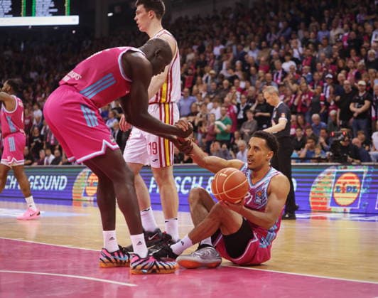 am Boden - Kur Jongkuch, Joel Aminu Telekom Baskets Bonn vs. Fitness First Würzburg Baskets Playoffs Viertelfinale Spiel 2 - Saison 2025 26