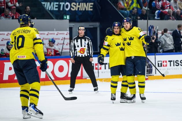 260518 Joel Persson and AndrÃ Petersson of Sweden celebrate the 1-3 goal during the 2026 IIHF Ice hockey, Eishockey World Championship, WM, Weltmeisterschaft match between Sweden and Czech Republic on May 18, 2026 in Fribourg. Photo: Jesper Zerman BILDBYRAN kod JZ JZ0719 ishockey ice hockey ishockey-vm 2026 vm 2026 iihf world championship sverige sweden tjeckien czech republic bbeng jubel Copyright: JESPERxZERMAN BB260518JZ131