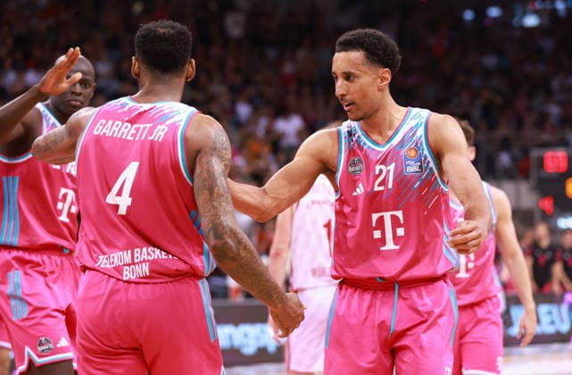 V.l. Kur Jongkuch (Bonn), Jeff Garrett (Bonn) und Joel Aminu (Bonn), Bonn, Deutschland, 18.05.2026, Basketball Bundesliga, 2. Viertelfinale, Telekom Baskets Bonn vs Fitness First Würzburg Baskets