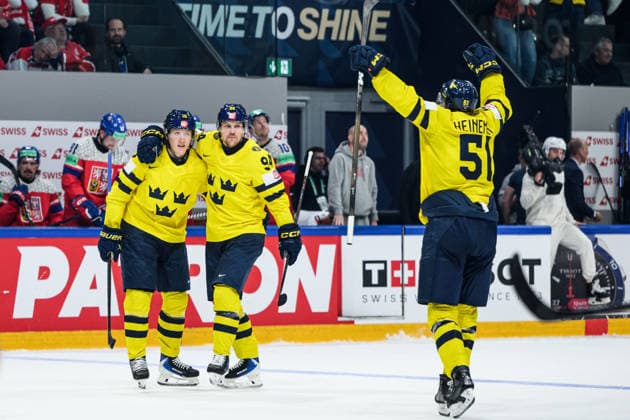 260518 Simon Holmström and Joel Persson of Sweden celebrate the 2-3 goal during the 2026 IIHF Ice hockey, Eishockey World Championship, WM, Weltmeisterschaft match between Sweden and Czech Republic on May 18, 2026 in Fribourg. Photo: Jesper Zerman BILDBYRAN kod JZ JZ0719 ishockey ice hockey ishockey-vm 2026 vm 2026 iihf world championship sverige sweden tjeckien czech republic bbeng jubel Copyright: JESPERxZERMAN BB260518JZ132