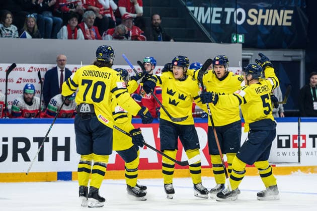 260518 Simon Holmström of Sweden celebrate with team mates after the 2-3 goal during the 2026 IIHF Ice hockey, Eishockey World Championship, WM, Weltmeisterschaft match between Sweden and Czech Republic on May 18, 2026 in Fribourg. Photo: Jesper Zerman BILDBYRAN kod JZ JZ0719 ishockey ice hockey ishockey-vm 2026 vm 2026 iihf world championship sverige sweden tjeckien czech republic bbeng jubel Copyright: JESPERxZERMAN BB260518JZ133