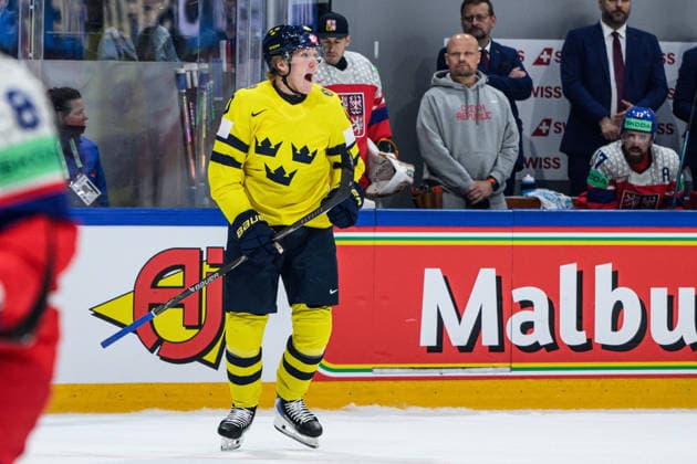 260518 Simon Holmström of Sweden celebrates after the 2-3 goal during the 2026 IIHF Ice hockey, Eishockey World Championship, WM, Weltmeisterschaft match between Sweden and Czech Republic on May 18, 2026 in Fribourg. Photo: Jesper Zerman BILDBYRAN kod JZ JZ0719 ishockey ice hockey ishockey-vm 2026 vm 2026 iihf world championship sverige sweden tjeckien czech republic bbeng jubel Copyright: JESPERxZERMAN BB260518JZ134