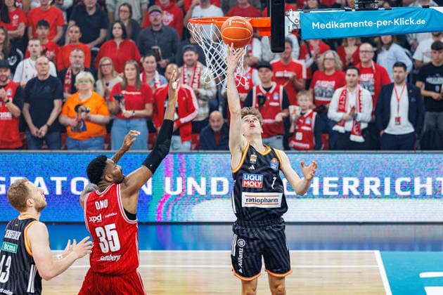 Ejiofor Onu (BMA365 Bamberg Baskets, 35), Tobias Jensen (ratiopharm Ulm, 07), BMA365 Bamberg Baskets vs. ratiopharm Ulm, Basketball, easyCredit BBL, Playoff Viertelfinale, Spiel 2, 18.05.2026 BMA365 Bamberg Baskets vs. ratiopharm Ulm, Basketball, easyCredit BBL, Playoff Viertelfinale, Spiel 2, 18.05.2026 Bamberg Copyright: xEibner-Pressefoto G.xSantemizx EP_EER