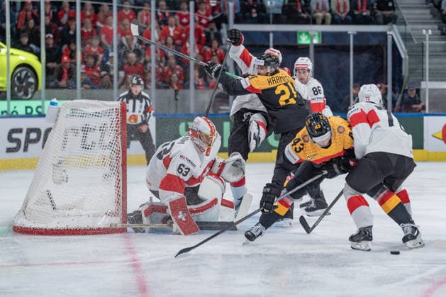 18 05 2026, Zurich, Swiss Life Arena, Ice hockey, Eishockey World Championships: Germany - Switzerland, 63 goalkeeper Leonardo Genoni (Switzerland), 21 Nicolas Krammer (Germany), 43 Andreas Eder (Germany) Zurich Swiss Life Arena Zurich Switzerland Copyright: xJustPictures.ch StefanxEmchx jp-de-StEm-DSC0011120260518