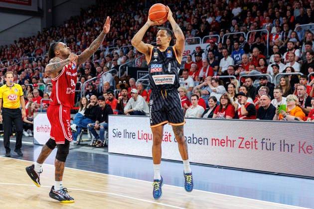 Cobe Williams (BMA365 Bamberg Baskets, 24), Nelson Weidemann (ratiopharm Ulm, 00), BMA365 Bamberg Baskets vs. ratiopharm Ulm, Basketball, easyCredit BBL, Playoff Viertelfinale, Spiel 2, 18.05.2026 BMA365 Bamberg Baskets vs. ratiopharm Ulm, Basketball, easyCredit BBL, Playoff Viertelfinale, Spiel 2, 18.05.2026 Bamberg Copyright: xEibner-Pressefoto G.xSantemizx EP_EER