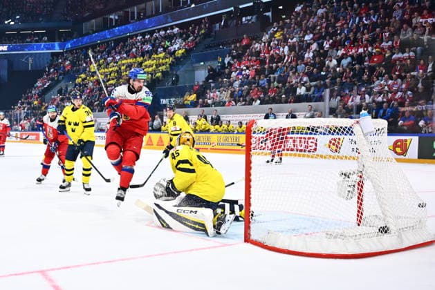 Daniel Vozenilek of Czech Republic and goalkeeper Magnus Hellberg of Sweden in action during the IIHF World Championship, WM, Weltmeisterschaft Group B match Sweden vs Czech Republic on May 18, 2026, Fribourg, Switzerland. (CTKxPhoto RadekxPetrasek) CTKPhotoP2026051807931  CTKPhotoP2026051807931