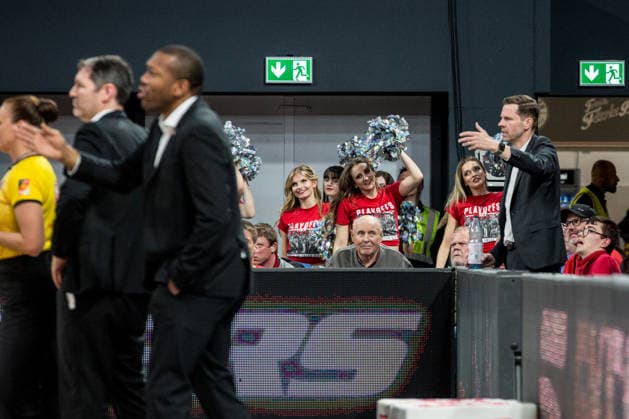 Bamberg, Deutschland 18. Mai 2026: 1. BBL Playoff Viertelfinale - 2025 2026 - Sp. 2 - Bamberg Baskets gegen Ratiopharm Ulm Im Bild: Sportdirektor von Ulm Thortsen Leibenath diskutiert heftig mit den Schiedsrichtern Brose Arena Bayern Copyright: xFotostandx xSchmittx