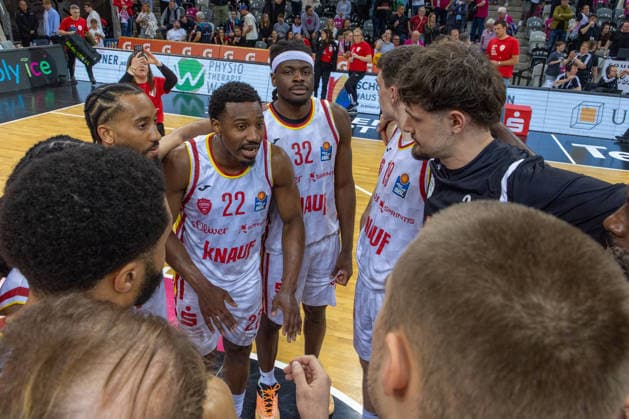 Die Spieler der Fitness First Wuerzburg Baskets besprechen sich nach dem Spiel, Johnathan Stove (Fitness First Wuerzburg Baskets, 22), Charles Thompson (Fitness First Wuerzburg Baskets, 32),Christian Skladanowski (Fitness First Wuerzburg Baskets, 19), Marcus Carr (Fitness First Wuerzburg Baskets, 05) Telekom Baskets Bonn vs. Fitness First Wuerzburg Baskets, Basketball, easy Credit BBL, Playoffs, Viertelfinale, 2. Spieltag, 2025 2026, 18.05.2026 Telekom Baskets Bonn vs. Fitness First Wuerzburg Baskets, Basketball, easy Credit BBL, Playoffs, Viertelfinale, 2. Spieltag, 2025 2026, 18.05.2026 Bonn Copyright: xEibner-Pressefoto GerhardxWingenderx EP_GWR