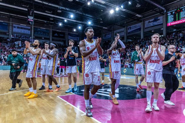 Die Spieler der Fitness First Wuerzburg Baskets bedanken sich enttaeuscht bei den mitgereisten Fans Telekom Baskets Bonn vs. Fitness First Wuerzburg Baskets, Basketball, easy Credit BBL, Playoffs, Viertelfinale, 2. Spieltag, 2025 2026, 18.05.2026 Telekom Baskets Bonn vs. Fitness First Wuerzburg Baskets, Basketball, easy Credit BBL, Playoffs, Viertelfinale, 2. Spieltag, 2025 2026, 18.05.2026 Bonn Copyright: xEibner-Pressefoto GerhardxWingenderx EP_GWR