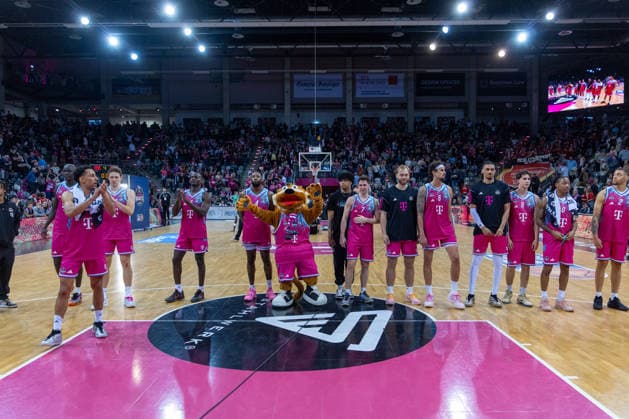Die Mannschaft der Telekom Baskets Bonn freuen sich ueber den Sieg Telekom Baskets Bonn vs. Fitness First Wuerzburg Baskets, Basketball, easy Credit BBL, Playoffs, Viertelfinale, 2. Spieltag, 2025 2026, 18.05.2026 Telekom Baskets Bonn vs. Fitness First Wuerzburg Baskets, Basketball, easy Credit BBL, Playoffs, Viertelfinale, 2. Spieltag, 2025 2026, 18.05.2026 Bonn Copyright: xEibner-Pressefoto GerhardxWingenderx EP_GWR