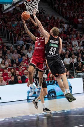 Bamberg, Deutschland 18. Mai 2026: 1. BBL Playoff Viertelfinale - 2025 2026 - Sp. 2 - Bamberg Baskets gegen Ratiopharm Ulm Im Bild: v. li. Austin Crowley (Bamberg) und Christian Sengfelder (Ulm) Brose Arena Bayern Copyright: xFotostandx xSchmittx