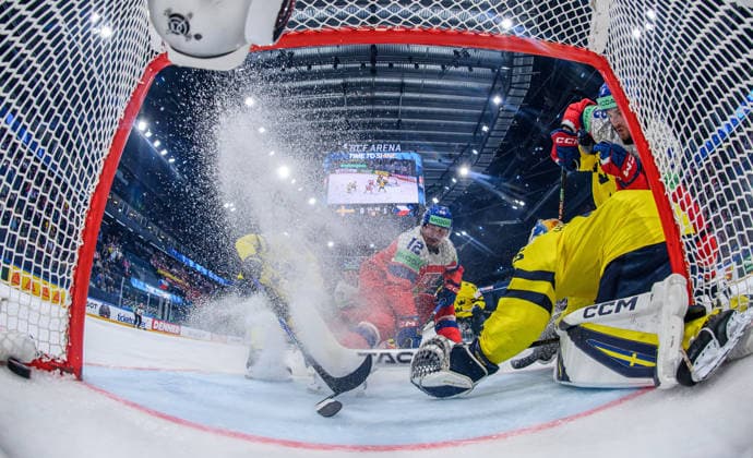 260518 Jiri Cernoch and Ondrej Beranek of Czech Republic against goaltender Magnus Hellberg of Sweden when Czech Republic scores the 0-2 goal during the 2026 IIHF Ice hockey, Eishockey World Championship, WM, Weltmeisterschaft match between Sweden and Czech Republic on May 18, 2026 in Fribourg. Photo: Jesper Zerman BILDBYRAN kod JZ JZ0719 ishockey ice hockey ishockey-vm 2026 vm 2026 iihf world championship sverige sweden tjeckien czech republic bbeng Copyright: JESPERxZERMAN BB260518JZ136
