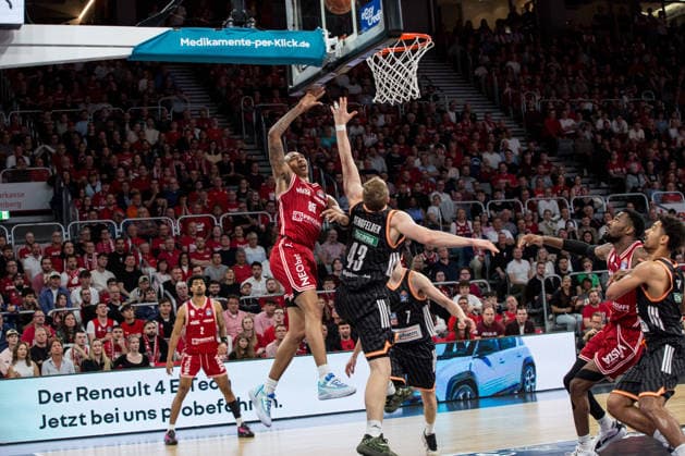 Bamberg, Deutschland 18. Mai 2026: 1. BBL Playoff Viertelfinale - 2025 2026 - Sp. 2 - Bamberg Baskets gegen Ratiopharm Ulm Im Bild: : v. li. Austin Crowley (Bamberg) und Christian Sengfelder (Ulm) Brose Arena Bayern Copyright: xFotostandx xSchmittx