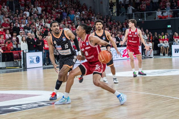 Bamberg, Deutschland 18. Mai 2026: 1. BBL Playoff Viertelfinale - 2025 2026 - Sp. 2 - Bamberg Baskets gegen Ratiopharm Ulm Im Bild: v. li. Justin Simon (Ulm) und Austin Crowley (Bamberg) Brose Arena Bayern Copyright: xFotostandx xSchmittx