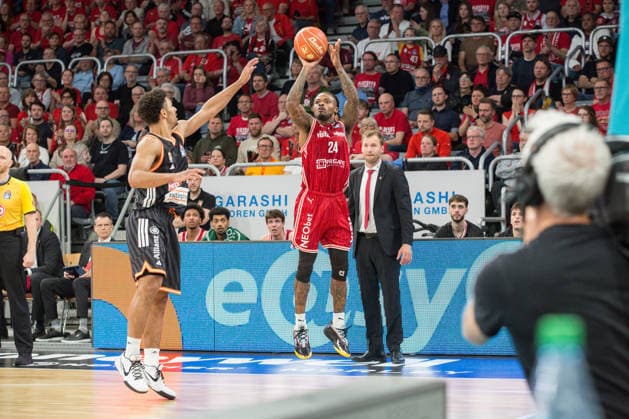 Bamberg, Deutschland 18. Mai 2026: 1. BBL Playoff Viertelfinale - 2025 2026 - Sp. 2 - Bamberg Baskets gegen Ratiopharm Ulm Im Bild: v. li. Alec Anigbata (Ulm) und Cobe Williams (Bamberg) Brose Arena Bayern Copyright: xFotostandx xSchmittx