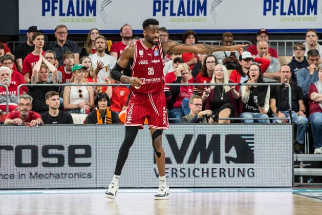 Bamberg, Deutschland 18. Mai 2026: 1. BBL Playoff Viertelfinale - 2025 2026 - Sp. 2 - Bamberg Baskets gegen Ratiopharm Ulm Im Bild: Ejiofor Onu (Bamberg) gestikuliert nach dem Pfiff des Schiedsrichters Brose Arena Bayern Copyright: xFotostandx xSchmittx