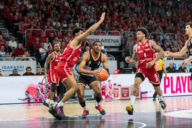 Bamberg, Deutschland 18. Mai 2026: 1. BBL Playoff Viertelfinale - 2025 2026 - Sp. 2 - Bamberg Baskets gegen Ratiopharm Ulm Im Bild: v. li. Ibi Watson (Bamberg), Justin Simon (Ulm) und Demarcus Demonia (Bamberg) Brose Arena Bayern Copyright: xFotostandx xSchmittx