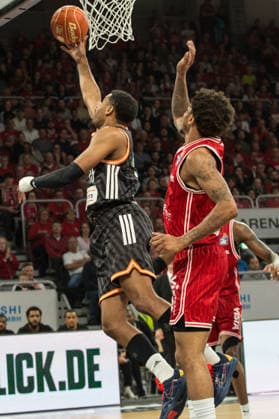 Bamberg, Deutschland 18. Mai 2026: 1. BBL Playoff Viertelfinale - 2025 2026 - Sp. 2 - Bamberg Baskets gegen Ratiopharm Ulm Im Bild: Im Zweikampf unter dem Korb Justin Simon (Ulm) und Demarcus Demonia (Bamberg) Brose Arena Bayern Copyright: xFotostandx xSchmittx