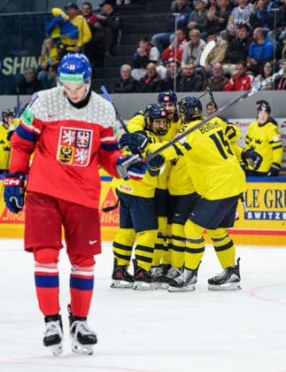 260518 Oliver Ekman-Larsson of Sweden celebrate with team mates after the 3-4 goal during the 2026 IIHF Ice hockey, Eishockey World Championship, WM, Weltmeisterschaft match between Sweden and Czech Republic on May 18, 2026 in Fribourg. Photo: Jesper Zerman BILDBYRAN kod JZ JZ0719 ishockey ice hockey ishockey-vm 2026 vm 2026 iihf world championship sverige sweden tjeckien czech republic bbeng jubel Copyright: JESPERxZERMAN BB260518JZ141