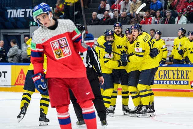 260518 Oliver Ekman-Larsson of Sweden celebrate with team mates after the 3-4 goal during the 2026 IIHF Ice hockey, Eishockey World Championship, WM, Weltmeisterschaft match between Sweden and Czech Republic on May 18, 2026 in Fribourg. Photo: Jesper Zerman BILDBYRAN kod JZ JZ0719 ishockey ice hockey ishockey-vm 2026 vm 2026 iihf world championship sverige sweden tjeckien czech republic bbeng jubel Copyright: JESPERxZERMAN BB260518JZ142