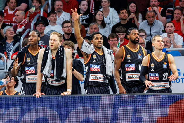 Mohamed Diakite (ratiopharm Ulm, 05), Christian Sengfelder (ratiopharm Ulm, 43), Justin Simon (ratiopharm Ulm, 15), Malik Osborne (ratiopharm Ulm, 10), Thomas Klepeisz (ratiopharm Ulm, 22), Team, Mannschaft, jubelt, Jubel, positive Emotionen, positive Emotion, BMA365 Bamberg Baskets vs. ratiopharm Ulm, Basketball, easyCredit BBL, Playoff Viertelfinale, Spiel 2, 18.05.2026 BMA365 Bamberg Baskets vs. ratiopharm Ulm, Basketball, easyCredit BBL, Playoff Viertelfinale, Spiel 2, 18.05.2026 Bamberg Copyright: xEibner-Pressefoto G.xSantemizx EP_EER
