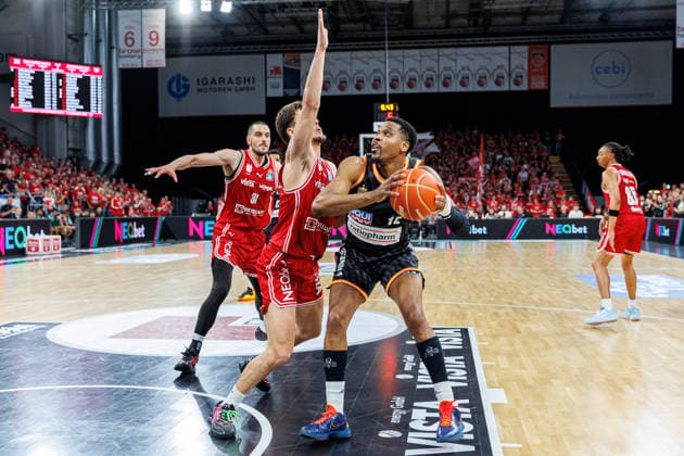 Daniel Keppeler (BMA365 Bamberg Baskets, 31), Zachary Ensminger (BMA365 Bamberg Baskets, 01), Justin Simon (ratiopharm Ulm, 15), BMA365 Bamberg Baskets vs. ratiopharm Ulm, Basketball, easyCredit BBL, Playoff Viertelfinale, Spiel 2, 18.05.2026 BMA365 Bamberg Baskets vs. ratiopharm Ulm, Basketball, easyCredit BBL, Playoff Viertelfinale, Spiel 2, 18.05.2026 Bamberg Copyright: xEibner-Pressefoto G.xSantemizx EP_EER